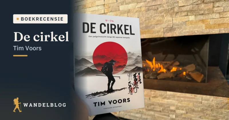 Het boek De cirkel van Tim Voors, vastgehouden voor een brandende haard