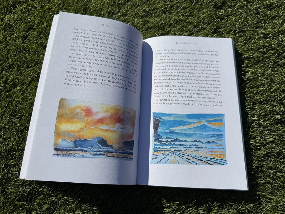 Opengeslagen boek van Tim Voors met twee aquarellen